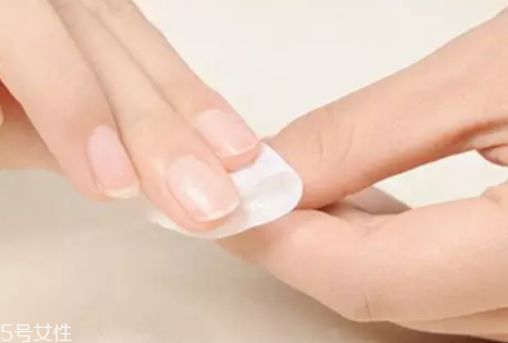 指甲油膠水怎么樣洗掉？在家卸甲油膠的4個(gè)步驟