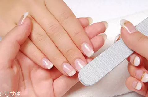 指甲油膠水怎么樣洗掉？在家卸甲油膠的4個(gè)步驟