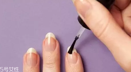 指甲油膠水怎么樣洗掉？在家卸甲油膠的4個(gè)步驟