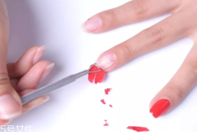 指甲油膠水怎么樣洗掉？在家卸甲油膠的4個步驟