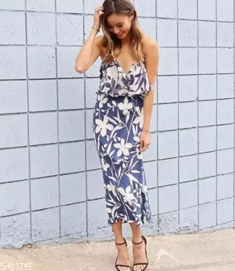 皮膚黑的女生穿什么好看？三大技巧要記住