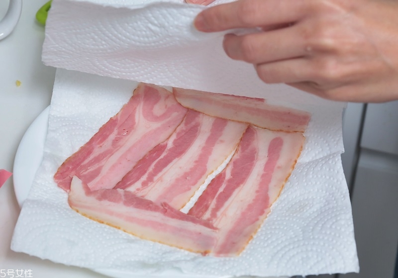 培根怎么煎不會(huì)粘鍋 冷鍋下最好