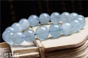 藍(lán)水晶戴哪只手？不同場(chǎng)合有講究