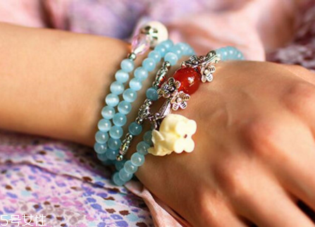 藍(lán)水晶手鏈多少錢？普通的百元以內(nèi)