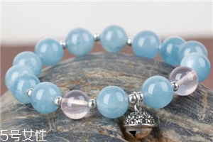 藍(lán)水晶手鏈多少錢(qián)？普通的百元以?xún)?nèi)