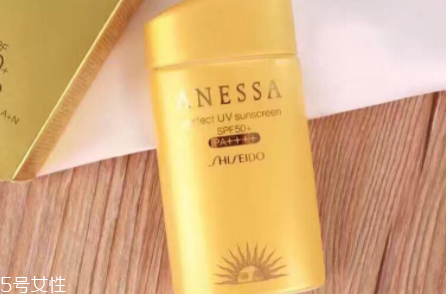 安耐曬金瓶適合干皮嗎？更適合油皮