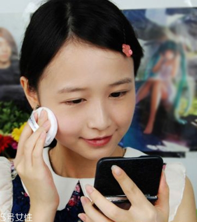 伴娘妝容的畫(huà)法教程圖解 持久不脫妝