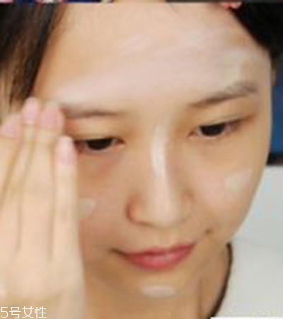 伴娘妝容的畫(huà)法教程圖解 持久不脫妝