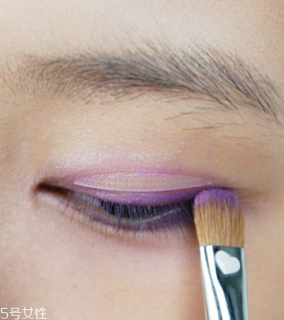 伴娘妝容的畫(huà)法教程圖解 持久不脫妝