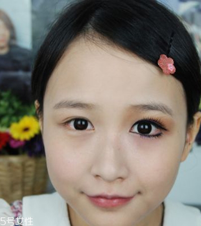 伴娘妝容的畫(huà)法教程圖解 持久不脫妝