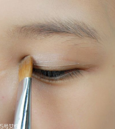 伴娘妝容的畫(huà)法教程圖解 持久不脫妝