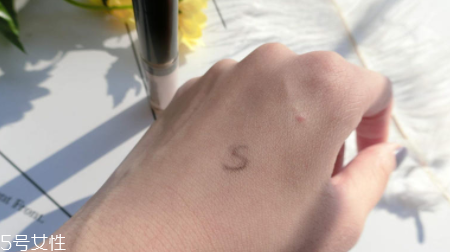 得鮮遮瑕液哪個色號好？1.5號色適合自然膚色