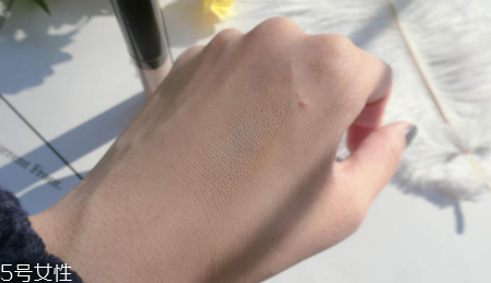 得鮮遮瑕液哪個色號好？1.5號色適合自然膚色