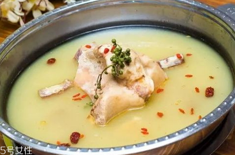 牛骨湯為什么不白 奶白牛骨湯熬制方法 牛骨湯為什么不白 奶白牛骨湯熬制方法