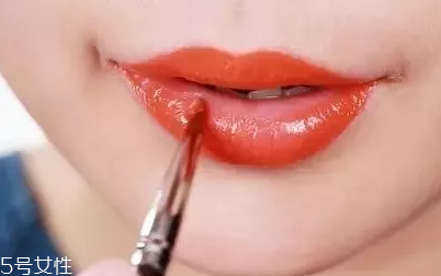 口紅干了嘴脫皮怎么辦？4步打造水潤(rùn)雙唇