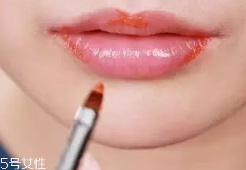 口紅干了嘴脫皮怎么辦？4步打造水潤(rùn)雙唇
