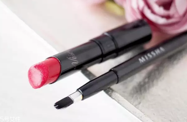 口紅干了嘴脫皮怎么辦？4步打造水潤(rùn)雙唇