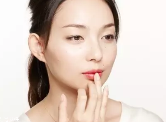 口紅干了嘴脫皮怎么辦？4步打造水潤(rùn)雙唇