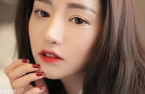 口紅干了嘴脫皮怎么辦？4步打造水潤(rùn)雙唇