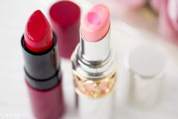 口紅干了嘴脫皮怎么辦？4步打造水潤(rùn)雙唇