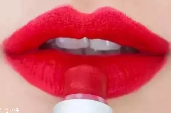 口紅干了嘴脫皮怎么辦？4步打造水潤(rùn)雙唇