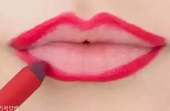 口紅干了嘴脫皮怎么辦？4步打造水潤(rùn)雙唇