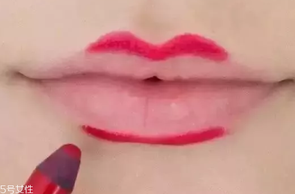 口紅干了嘴脫皮怎么辦？4步打造水潤(rùn)雙唇