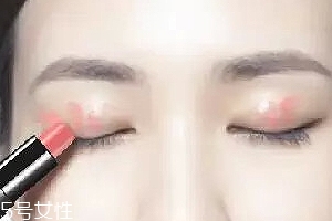 怎么用口紅畫眼影？兩步畫好眼妝