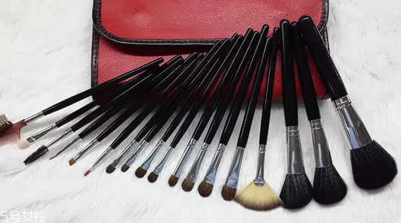 怎么用口紅畫眼影？兩步畫好眼妝