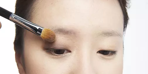 怎么用口紅畫眼影？兩步畫好眼妝