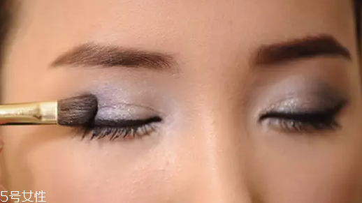 怎么用口紅畫眼影？兩步畫好眼妝