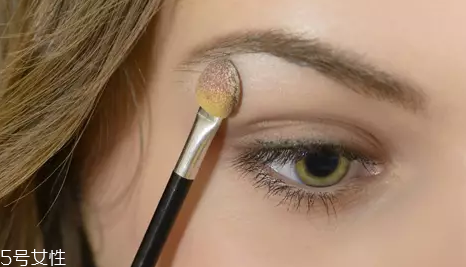 怎么用口紅畫眼影？兩步畫好眼妝