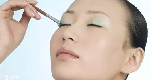 怎么用口紅畫眼影？兩步畫好眼妝