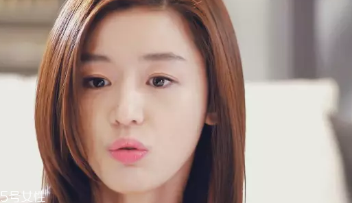 怎么用口紅畫眼影？兩步畫好眼妝