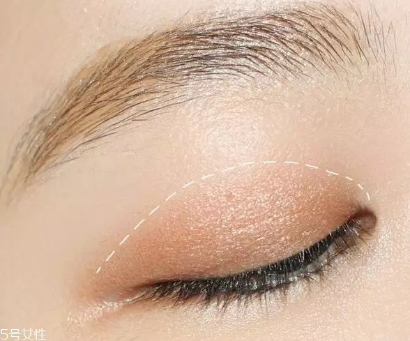 怎么用口紅畫眼影？兩步畫好眼妝