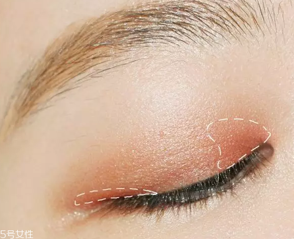 怎么用口紅畫眼影？兩步畫好眼妝