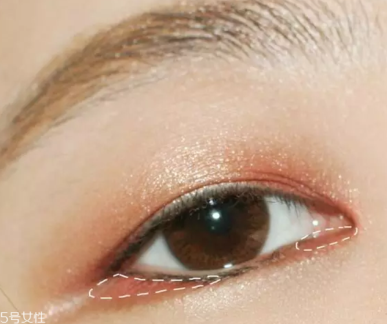 怎么用口紅畫眼影？兩步畫好眼妝
