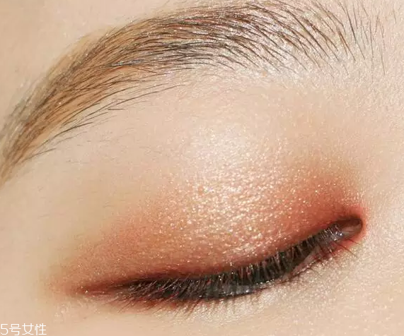 怎么用口紅畫眼影？兩步畫好眼妝