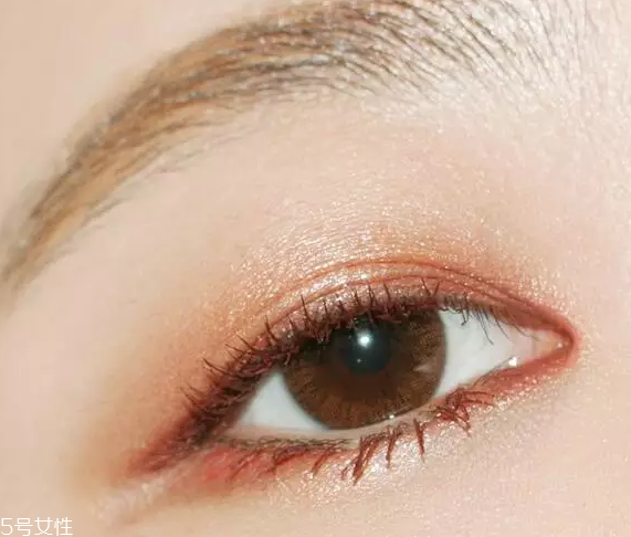 怎么用口紅畫眼影？兩步畫好眼妝