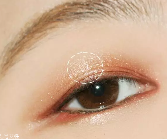 怎么用口紅畫眼影？兩步畫好眼妝