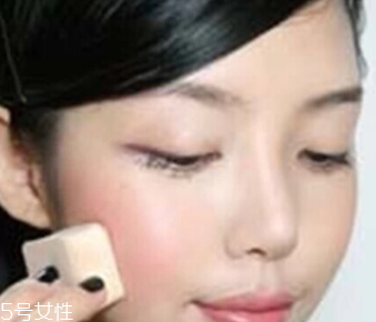 用口紅怎么畫腮紅？4個(gè)步驟讓腮紅更自然