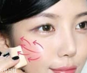 用口紅怎么畫腮紅？4個(gè)步驟讓腮紅更自然