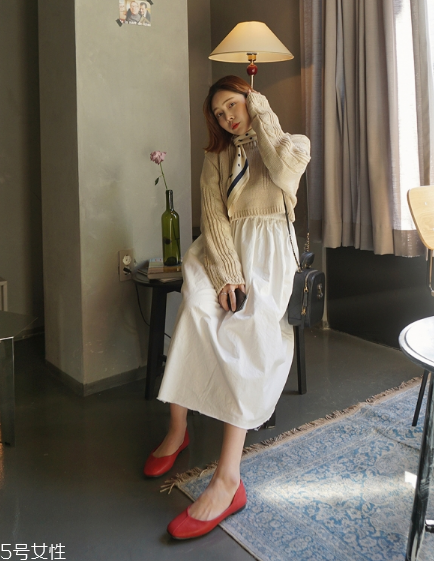 米色毛衣怎么搭配？打造氣質(zhì)女神范兒