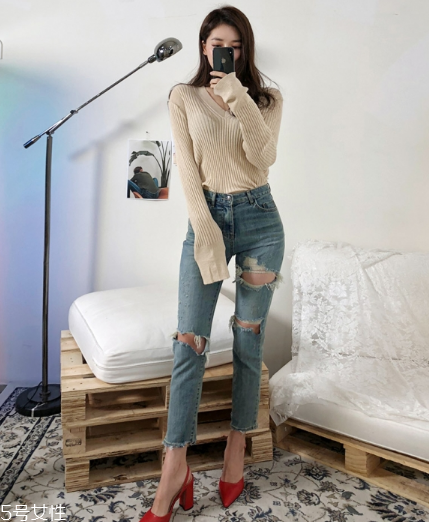 米色毛衣怎么搭配？打造氣質(zhì)女神范兒