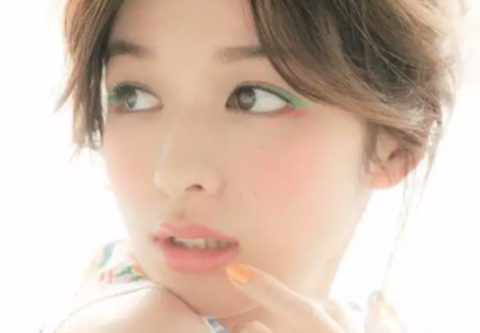 用口紅怎么畫腮紅？4個(gè)步驟讓腮紅更自然