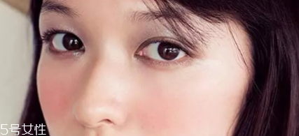 用口紅怎么畫腮紅？4個(gè)步驟讓腮紅更自然