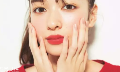 用口紅怎么畫腮紅？4個(gè)步驟讓腮紅更自然
