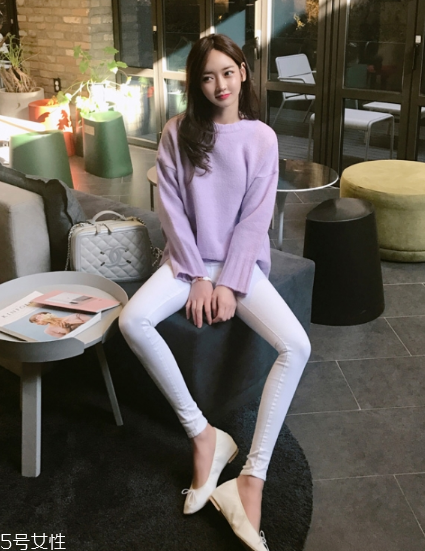 紫色毛衣怎么搭配？輕松駕馭流行色