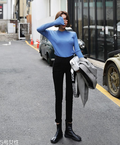 淺藍色毛衣怎么搭配？簡約配色彰顯氣質(zhì)