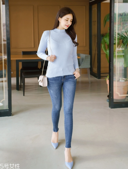 淺藍色毛衣怎么搭配？簡約配色彰顯氣質(zhì)